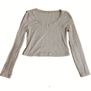 🩵3/$18🩵 Lace Trim coquette flower Beige / light grey Long Sleeve Women's Top